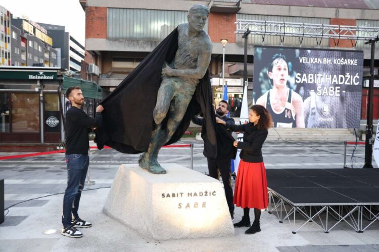 Sabit hadzic statua