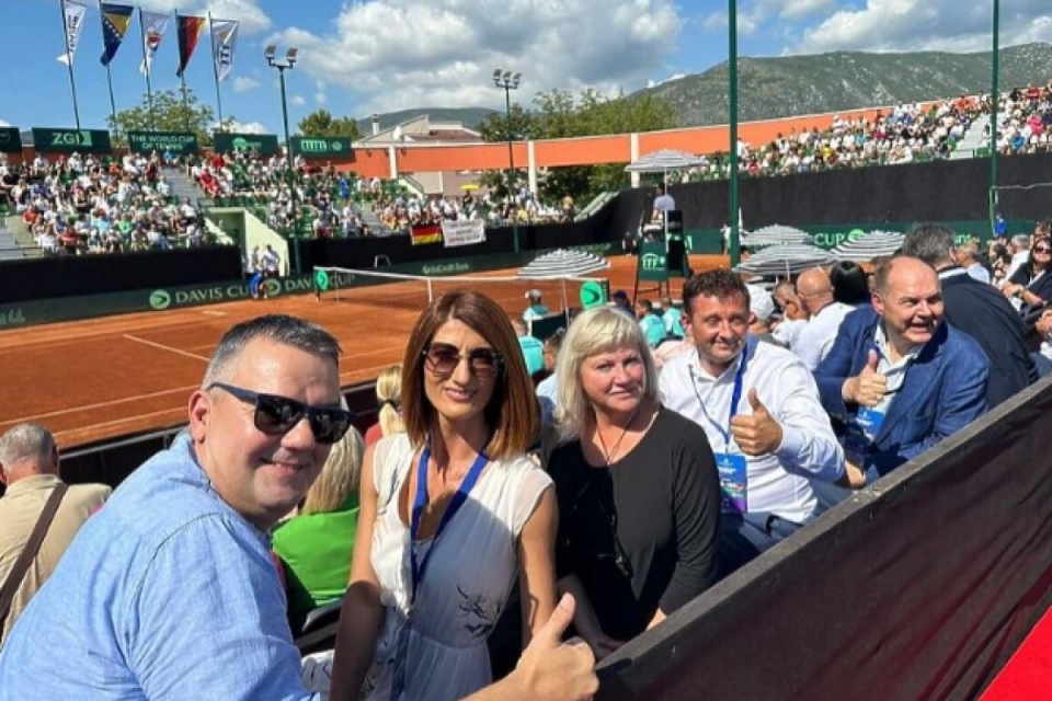 Schmidt tenis hdz