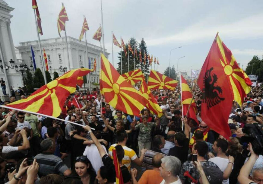 Sjeverna makedonija zastave protest 872x610 FENA