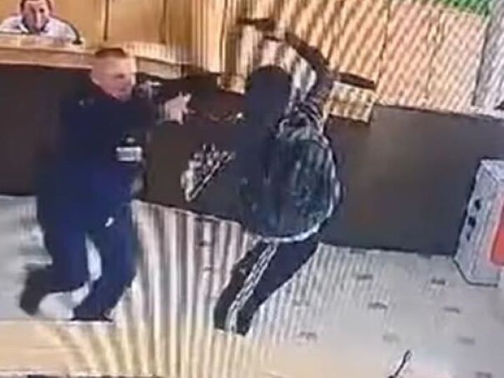 Snimak pljacke banke u Mostar zastitar ga pokusao savladati etto
