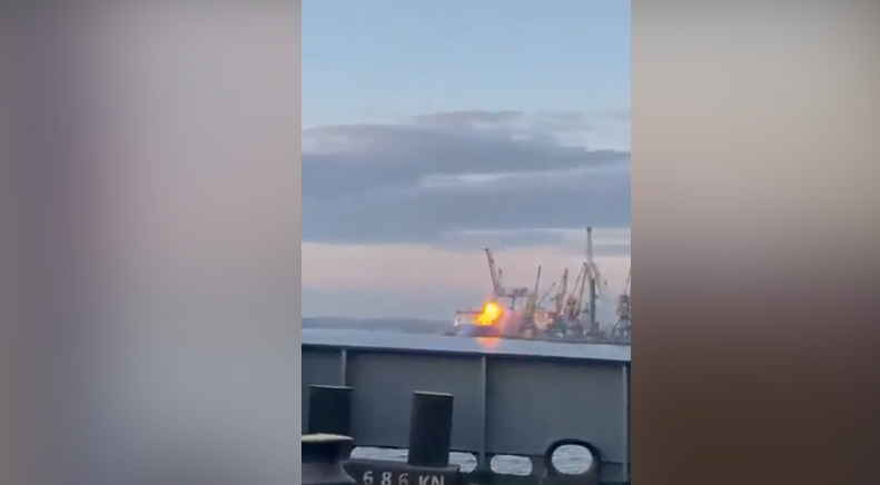 Snimak ruskog drona koji napada turski brod u luci Odesa