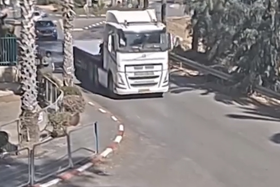 Izrael Trenutak kada se kamion zabio u autobusnu stanicu u Tel Avivu