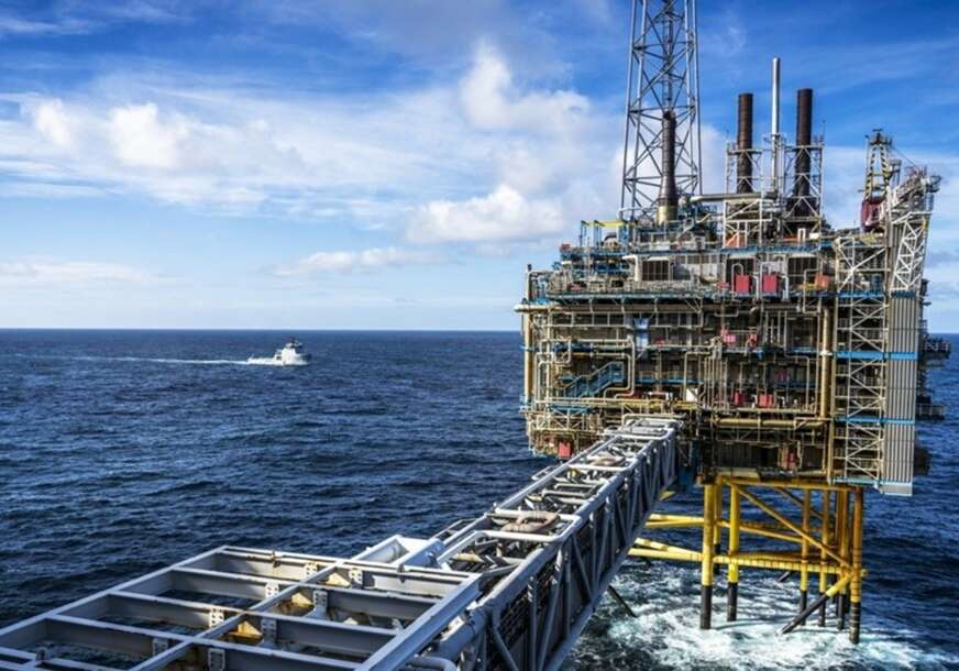 Naftna platforma 872x610