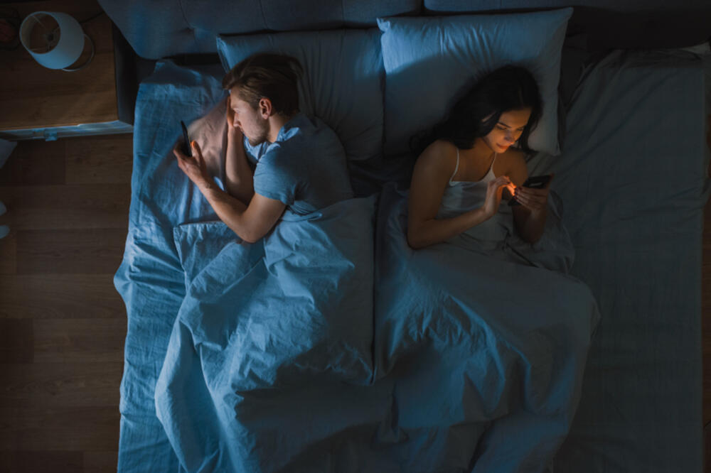 krevet telefon ljubav Foto: Shutterstock