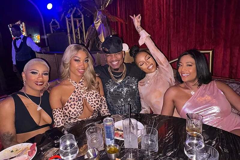 Americki pjevac Ne Yo sa četiri žene