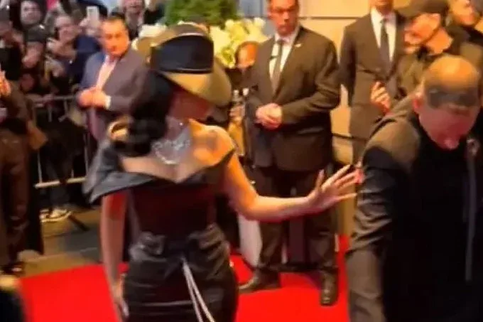 Kim Kardashian se iznervirala jer je zaštitar nagazio njenu haljinu