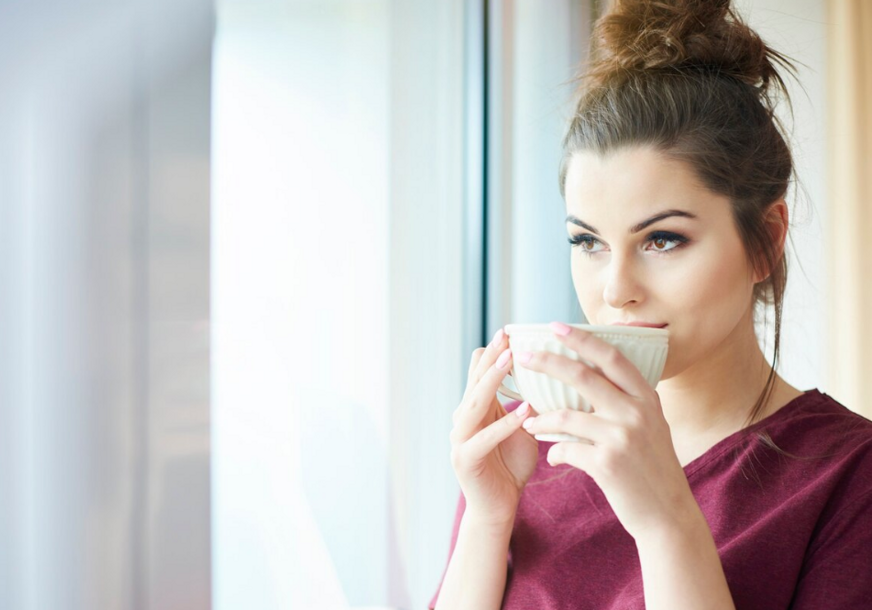 Caj kafa napitak zena 872x610