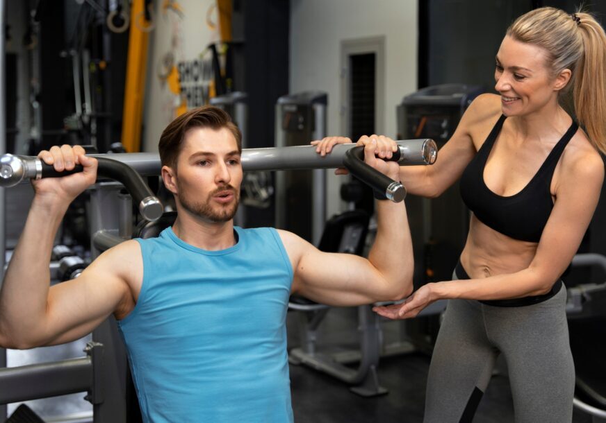 Trening trener teretana 872x610 Freepik