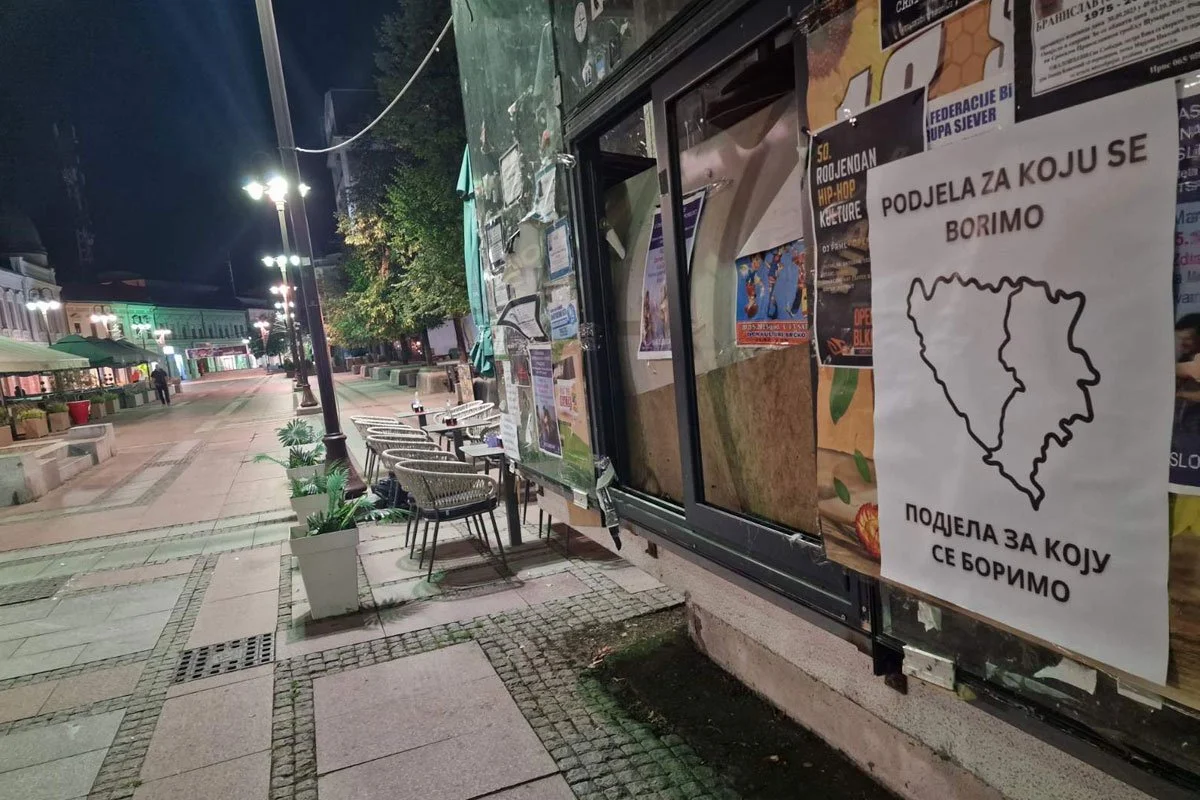 plakati na kojima je ucrtana karta Bosne i Hercegovine,
