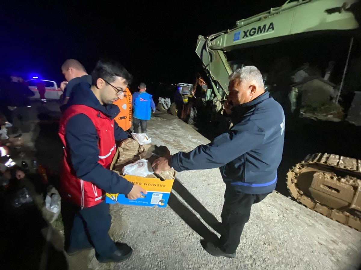 AA 20241004 35823357 35823355 EKIPE TURSKOG CRVENOG POLUMJESECA NA TERENU DIJELE HRANU I VODU MJESTANIMA POPLAVLJENIH PODRUCJA U BIH