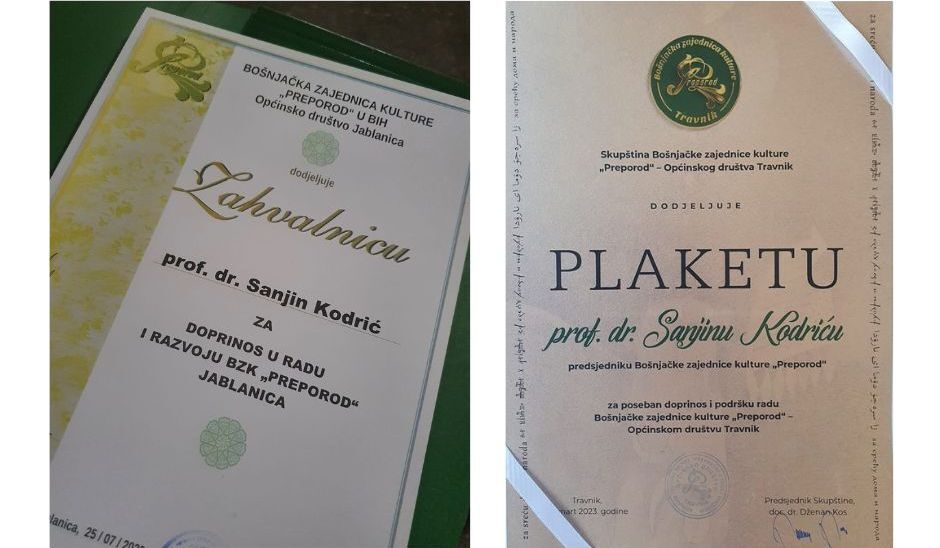 Sam sebi dodijeljuje plakete