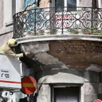 Obrušila se fasada bivše 'Estrade' u centru Sarajeva foto vatrogasci
