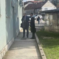 Martinović i Pešto: Tulićevi advokati  pred zgradom Općinskog suda u Livnu