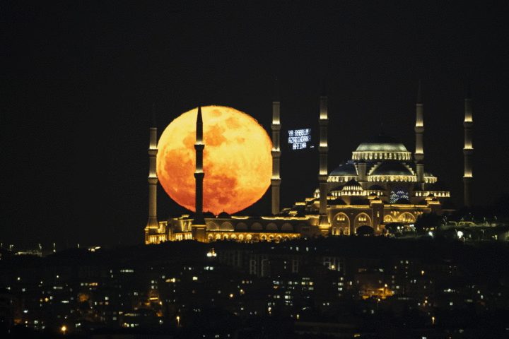 Rizor punog Mjeseca iznad Camlica dzamije u Istanbulu