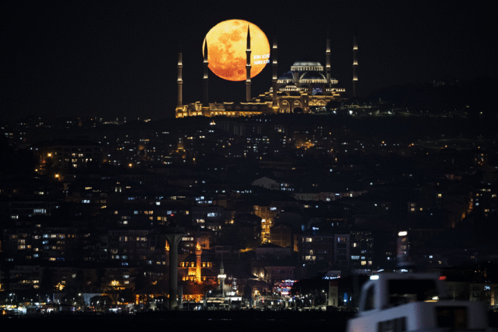 Rizor punog Mjeseca iznad Camlica dzamije u Istanbulu 3