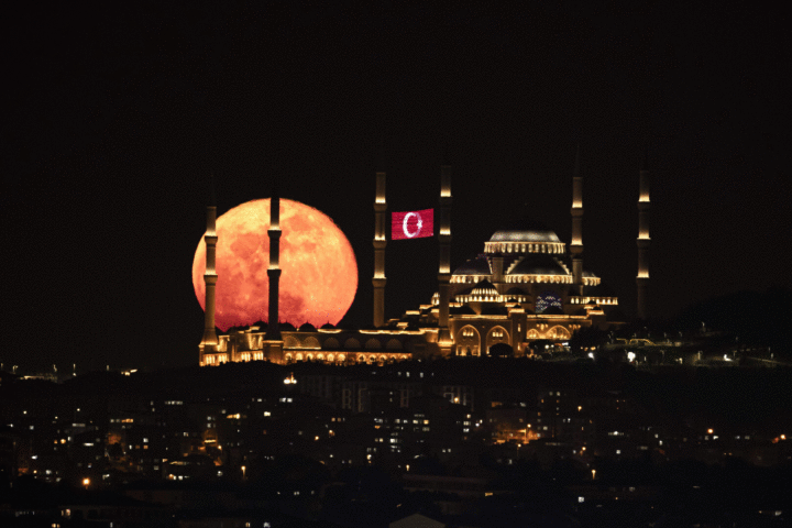 Rizor punog Mjeseca iznad Camlica dzamije u Istanbulu 1