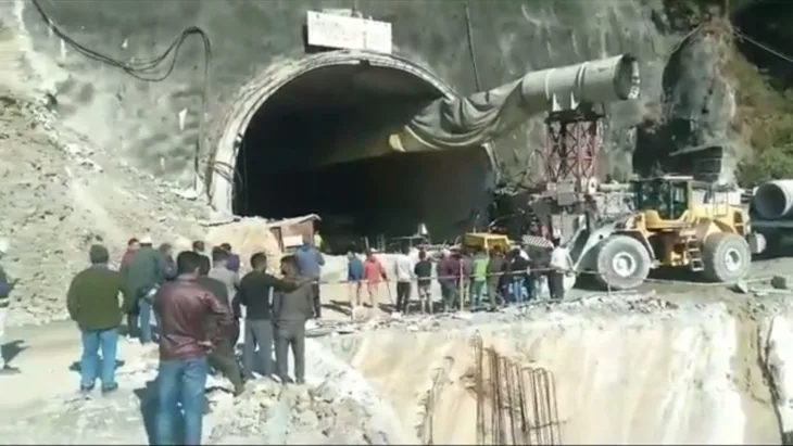 Tunel koji se urušio u Indiji. X