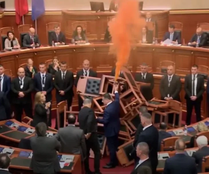 Albanija poslanici palili klube i aktivirali dimne bombe aaaaaaaa 655b417923423