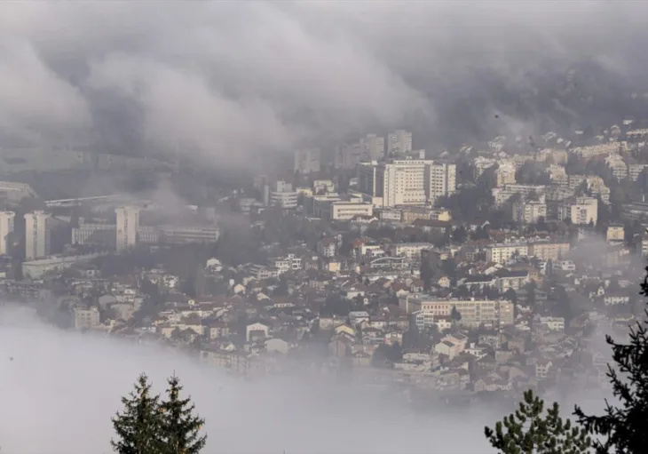 SARAJEVO PREKRIVENO GUSTOM MAGLOM ZRAK UMJERENO ZAGADEN 872x610AA