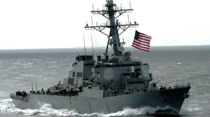 ratni brod  Američki ratni brod USS Carney. US Navy