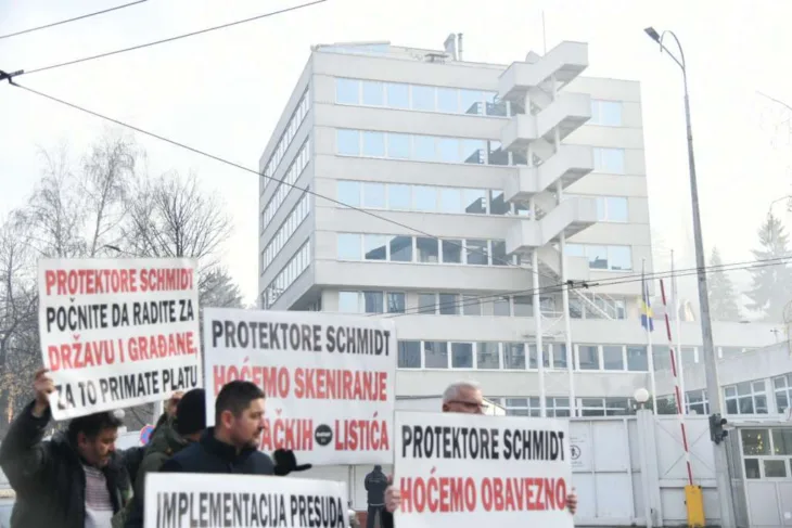 Protesti OHR/ Fena