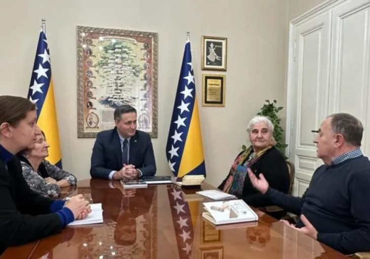 Denis bećirović i majke fena 872x610