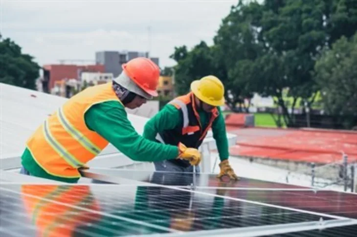 Solarna energija radnici Foto: Pexels