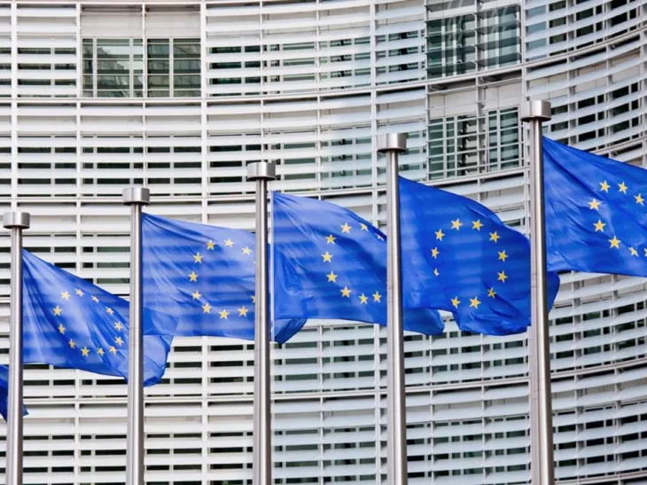 EU brisel zastave foto JORISVO/SHUTTERSTOCK.COM