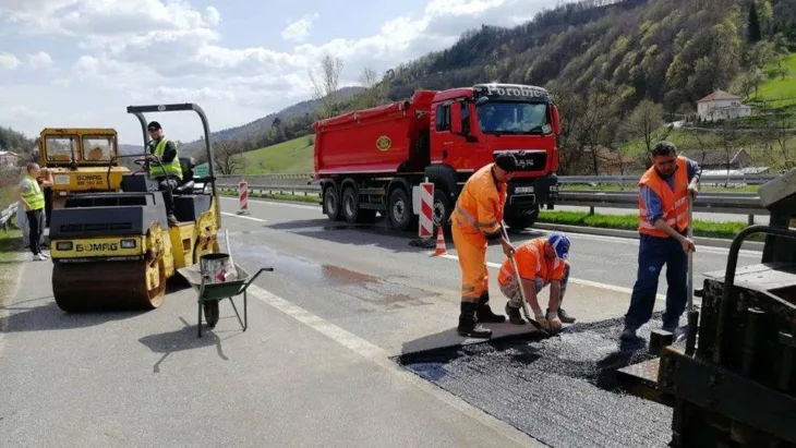Radovi na cesti  na putu FB