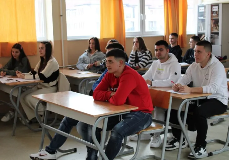 Skola ucenici srednjoskolci 872x610 AA