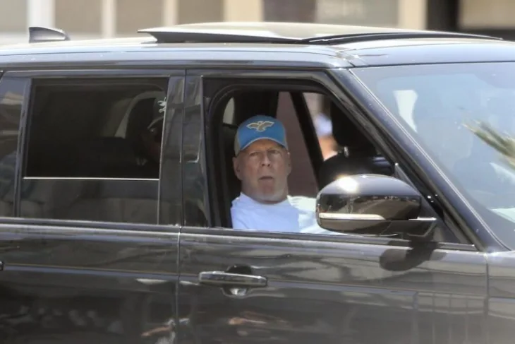 Bruce willis voznja 768x512