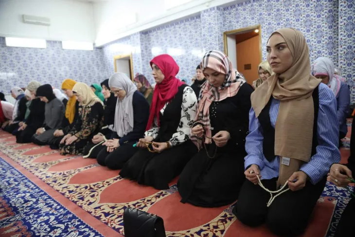 Kasarna rajlovac odrzan iftar za zene  fena