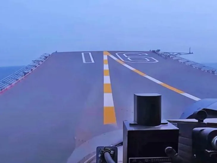Zapalio se britanski nosac aviona