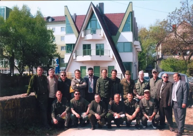 Lovci Sanski lovci pred zgradom Društva