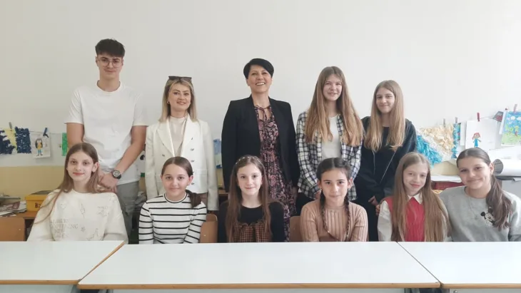 Alma Karabeg sa učenicima