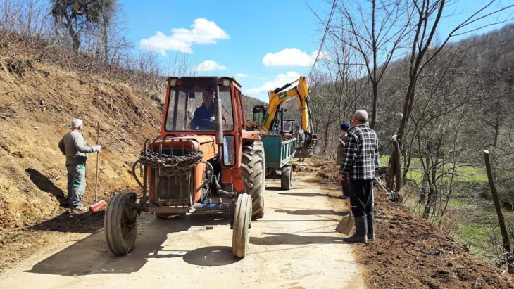 Sanski Most Vrše Mještani skupili pare i očistili put kroz selo