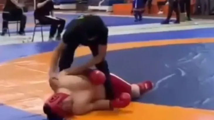 MMA KAZAHSTAN Trenutak kada je borac pao na tlo. Screenshot
