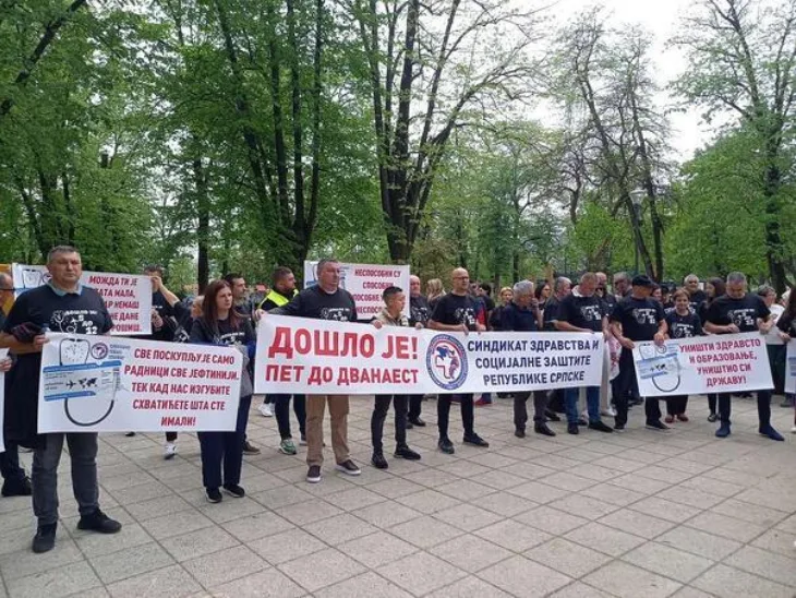 Banja Luka protest medicinara u banjaluci traze povecanje plata medic 66192354d0a0a Fena