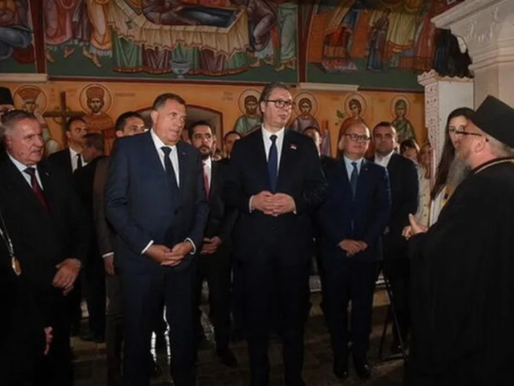 Aleksandar Vučić i dodik sa srbima u mostaru  Foto: Instagram