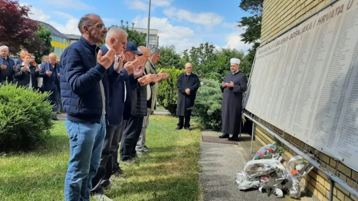 Sanski most Polaganje cvijeća  pred spomenik ubijenim  građanima Sanskog Mosta