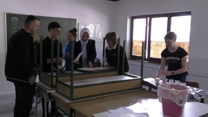 Sanski most Holandski volonteri u područnoj školi u Zdeni