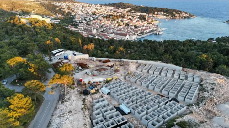 Groblje na Hvaru foto Grad Hvar
