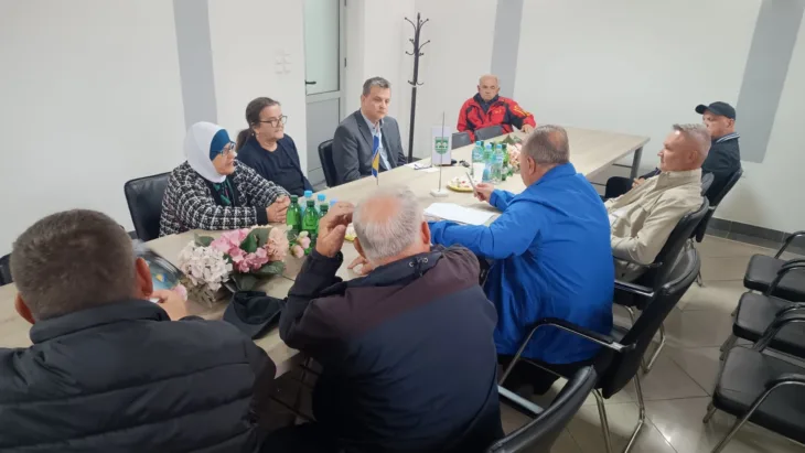 Faris Hasanbegović    sa dobitnicima ratnih priznanja i odlikovanja