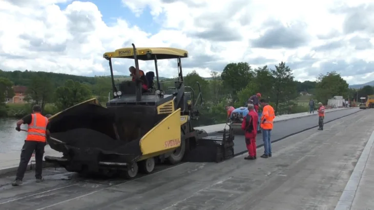 Most na Sani u Čaplju- Stavljanje prvog sloja asvalt