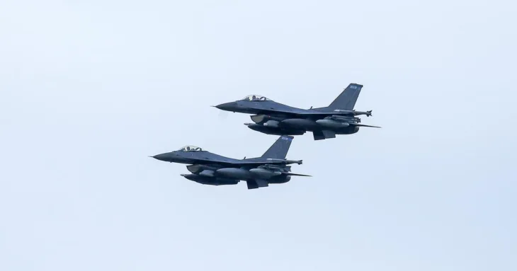 avion Otvoreno nebo f 16