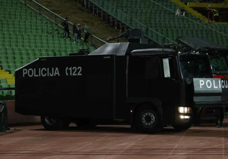 Policija mup oklopno vozilo 1 872x610