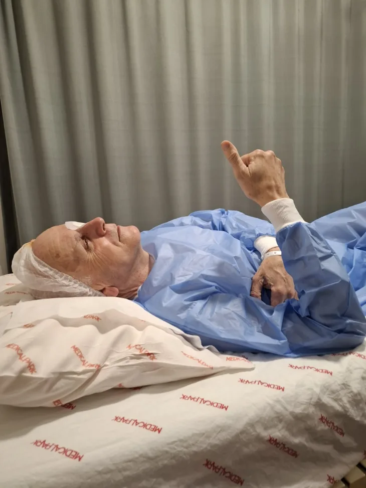 Jasmin Cerić nakon prve operacije- veliki prst podignut prema gore, optimizam i nada