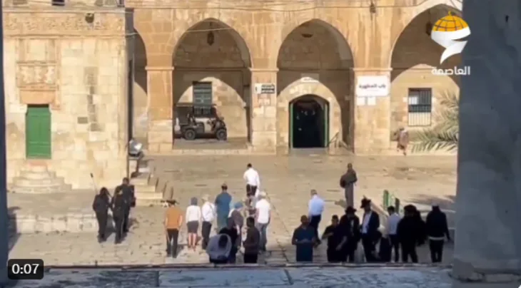 izrael  Izraelski doseljenici provalili u džamiju Al Aqsa Screenshot 358