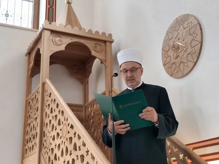 Nedžad-ef. Grabus  Kiseljak Muftija grabus klanjao prvu dzumu u obnovljenoj dzamiji u milodrazu  Kiseljak