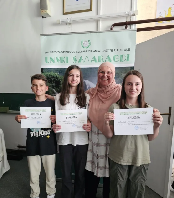 Nastavnica Zahirović-Mehić sa dvije Amine i Harunom, pobjednicima EKOBIS-a